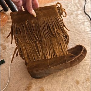 SOLD🔥Minnetonka half calf moccasin’s in 8.5. Lightly worn but in good condition